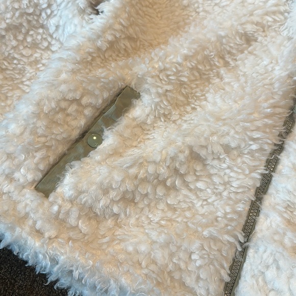 Abercrombie & Fitch Sherpa Jacket with Olive Accents and Stand-Up Collar - Picture 4 of 9